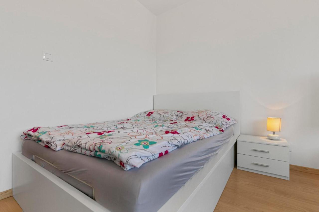 Apartment 20 Minutes From City Center W Netflix, Coffee Or Tea & Parking Bratislava Exterior foto